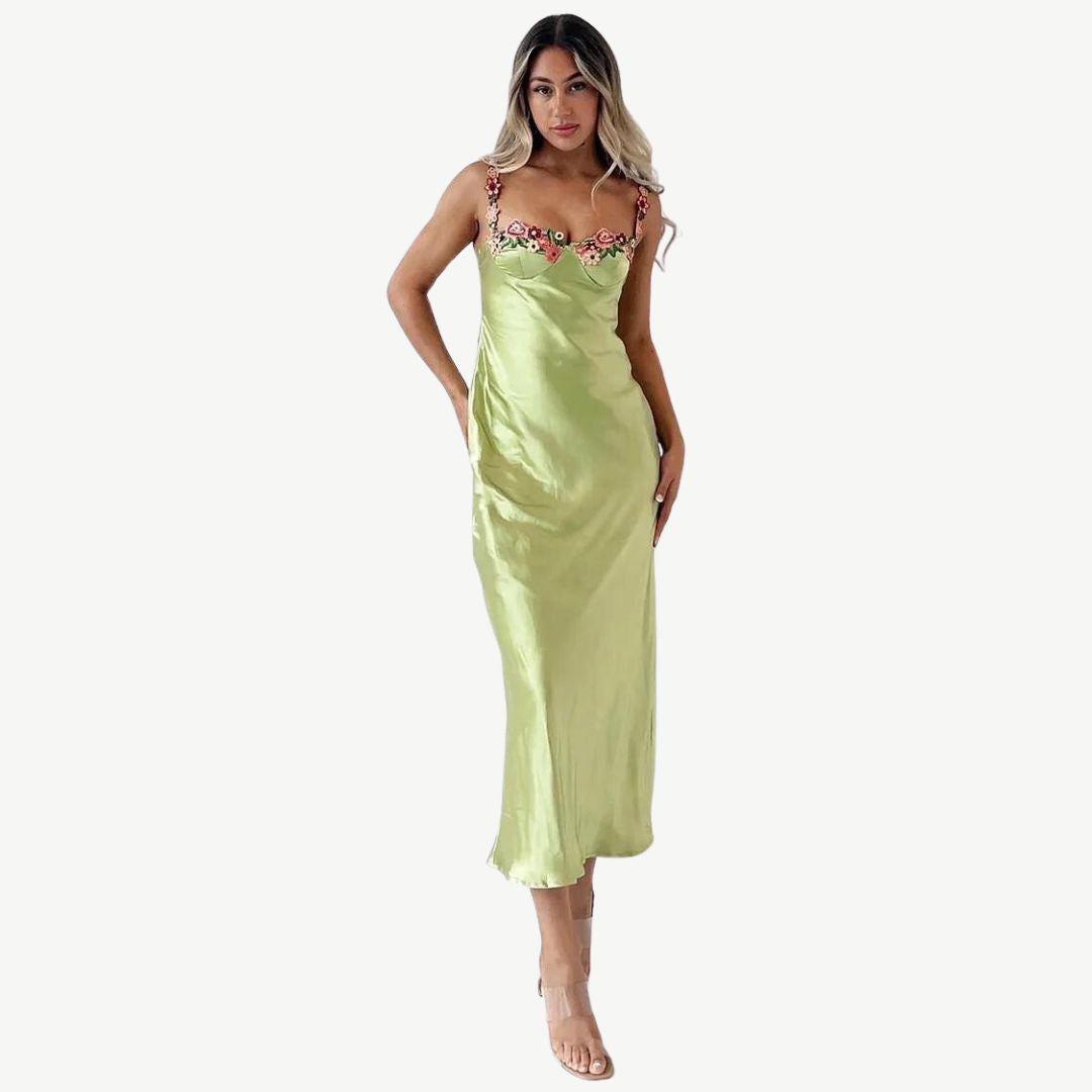 Fala - Elegantes Satin-Maxikleid mit filigraner Blumenverzierung