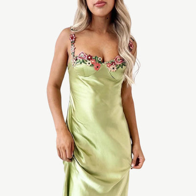 Fala - Elegantes Satin-Maxikleid mit filigraner Blumenverzierung