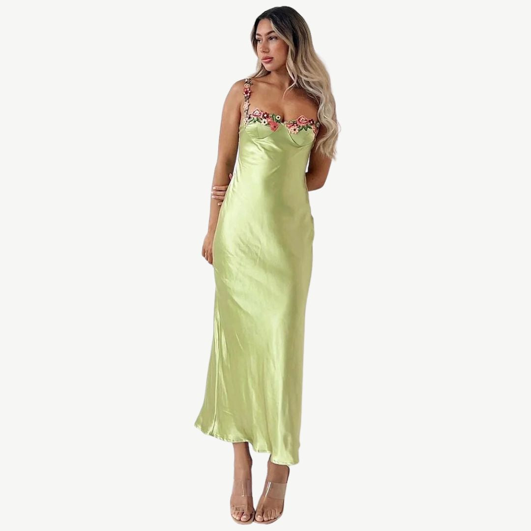 Fala - Elegantes Satin-Maxikleid mit filigraner Blumenverzierung