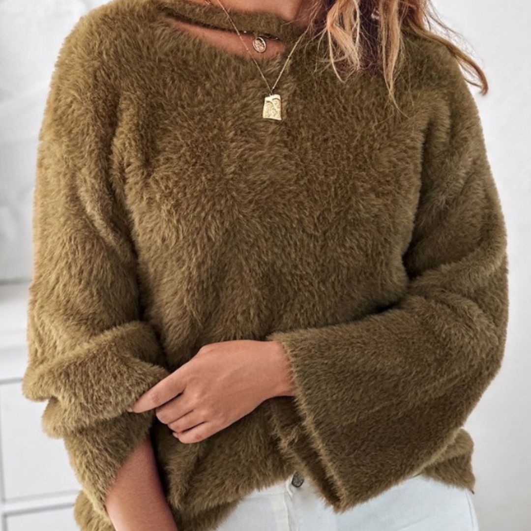 Agnes | Flauschiger Strickpullover mit asymmetrischem Ausschnitt