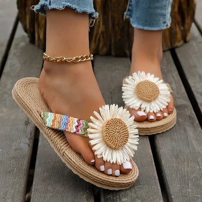 Daisy | Sandalen mit floraler Verzierung und geflochtenem Riemen