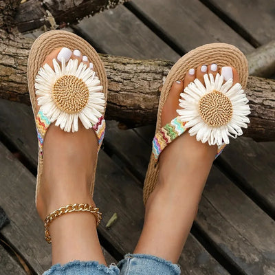 Daisy | Sandalen mit floraler Verzierung und geflochtenem Riemen