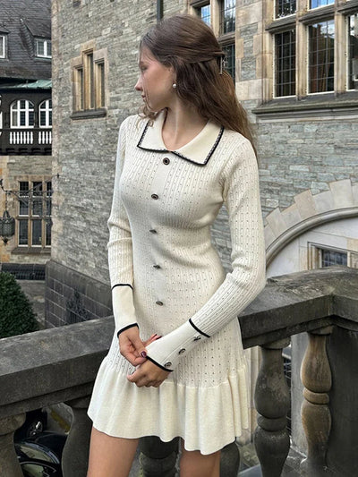 Mia | Rüschen-Strick-Minikleid mit Hohllochmuster und Knöpfen