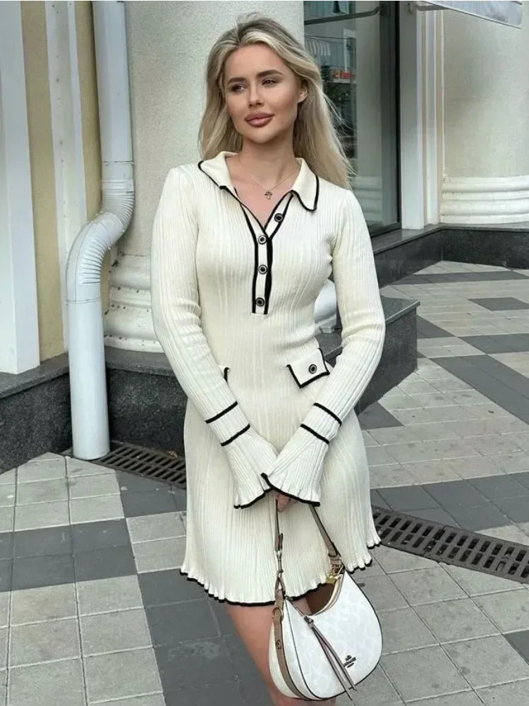 Masha | Kontrastierendes Strick-Maxikleid mit Rüschen