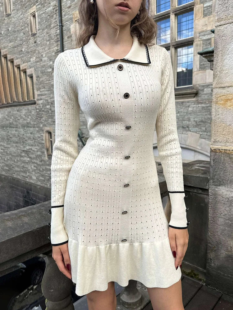 Mia | Rüschen-Strick-Minikleid mit Hohllochmuster und Knöpfen