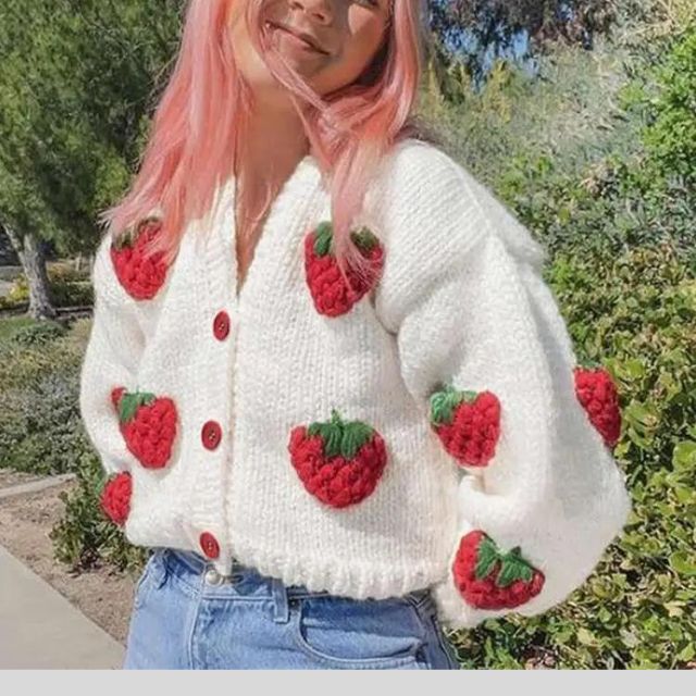 Aleron | Strickpullover mit gestickten Erdbeeren und Puffärmeln