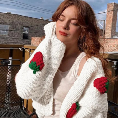 Aleron | Strickpullover mit gestickten Erdbeeren und Puffärmeln