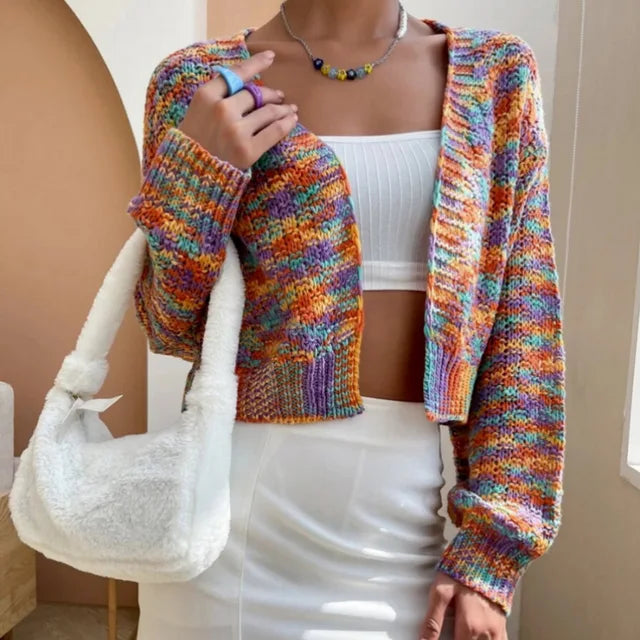 Alena - Gestrickte Kurz-Strickjacke mit Lebhaftem Regenbogenmuster