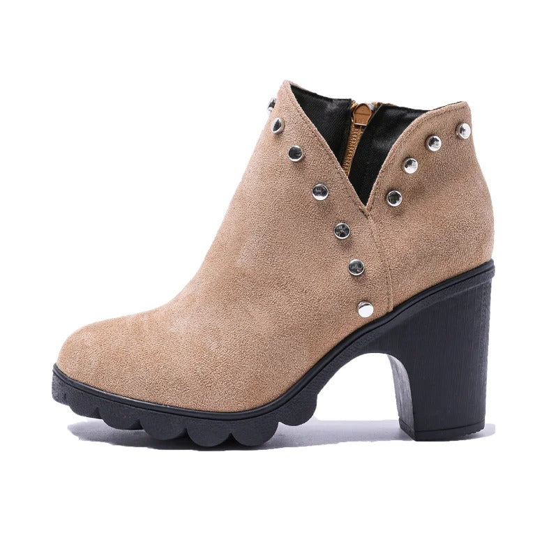 Amelina | Blockabsatz-Stiefeletten mit stilvollem Metallknopf-Design